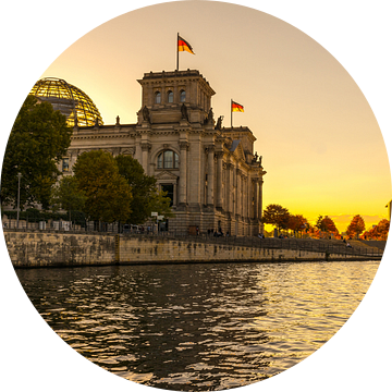 Reichstag gebouw Berlijn bij zonsondergang