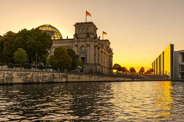 Reichstagsgebäude Berlin im Sonnenuntergang