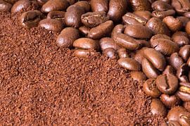 Koffiebonen en gemalen bonen. von Arjan Bijker
