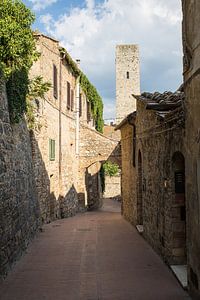 Straßenszene aus San Gimignanon in der Toskana