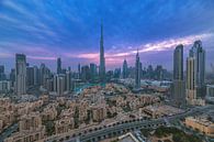 Dubai Downtown Skyline zum Sonnenuntergang mit Wolken von Jean Claude Castor Miniaturansicht