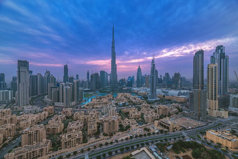 Dubai Downtown Skyline zum Sonnenuntergang mit Wolken von Jean Claude Castor