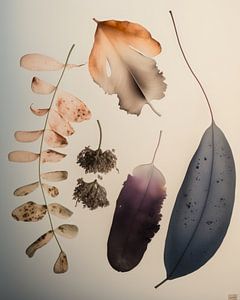 Flatlay von gepressten Blumen kombiniert mit Aquarellfarbe