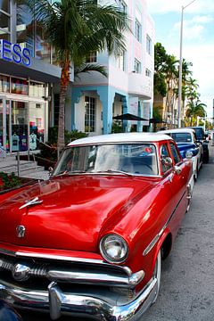 Rode oldtimer op het strand in Miami Beach van Thomas Zacharias