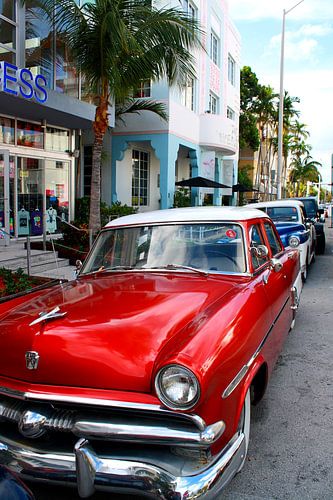 Rode oldtimer op het strand in Miami Beach