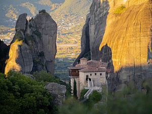 Roussanou klooster bij zonsondergang op een rots bij Meteora | Reisfotografie Griekenland van Teun Janssen