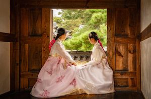 Filles portant des robes traditionnelles hanbok en Corée du Sud.