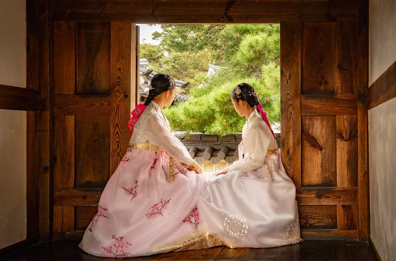 Meisjes in hanbok traditionele jurken in Zuid Korea. van Ron van der Stappen