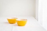 Stilleben mit zwei gelben Steingutschalen