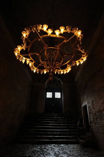 Een donkere trap in de Aya Sophia in Istanboel