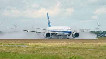 China Southern Cargo Boeing 777 vrachtvliegtuig. van Jaap van den Berg