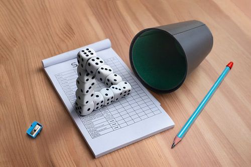 Beeldmanipulatie van Yahtzee-spel geïnspireerd door M.C. Escher - Optische Illusie en Visuele Puzzel
