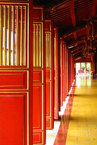 Rote Holztüren im Thai Hoa Palast, Huế, Vietnam von Theodor Decker