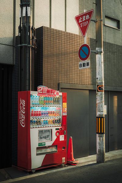 Urbanes Detail: Getränkeautomat und Stoppschild in Japan von NZME Photography