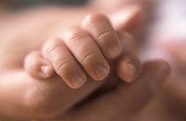 Babyhand hält die Finger der Mutter von Frans Rombout