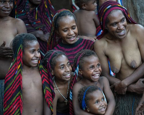 Lächelnde Gesichter des Dani-Stammes