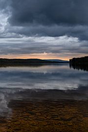 Zweden | Spiegeling van Wolken over het Meer van Dylan Winter Visuals