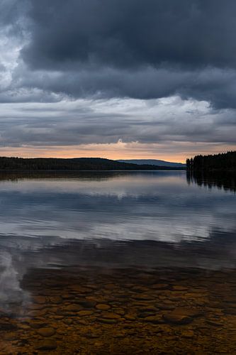 Paysage naturel suédois - Reflet des nuages sur le lac