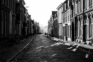 De Lange Nieuwstraat in Utrecht in herfstlicht (monochroom) van André Blom Fotografie Utrecht