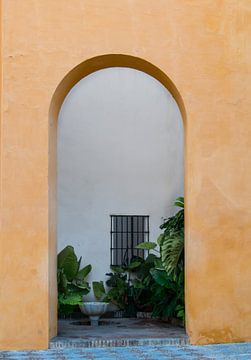 Doorgang naar binnenplaats in Sevilla, Spanje