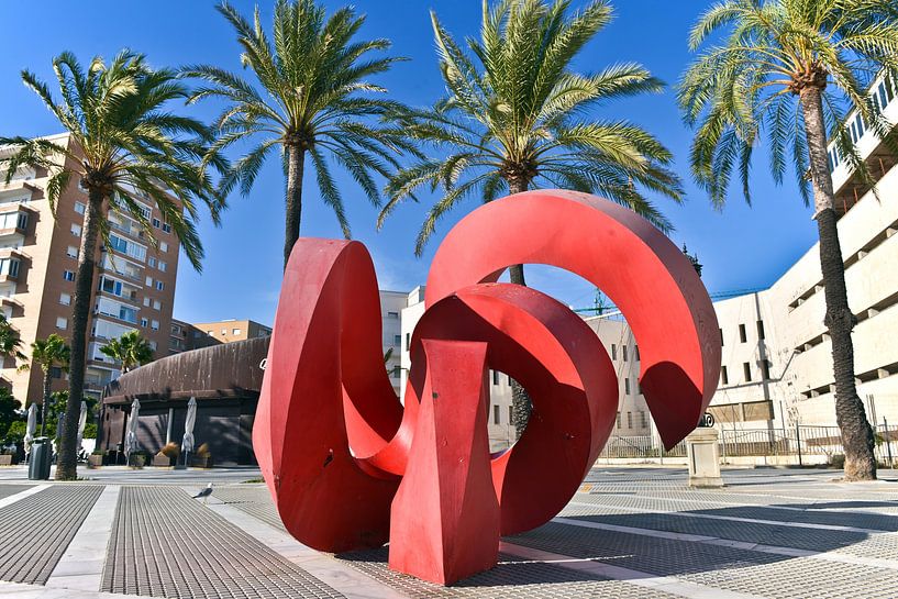 Modern, red sculpture in the historic old town centre of Cádiz by Silva Wischeropp