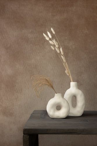 Nature morte naturelle avec des fleurs séchées dans des bocaux blancs sur Mayra Fotografie