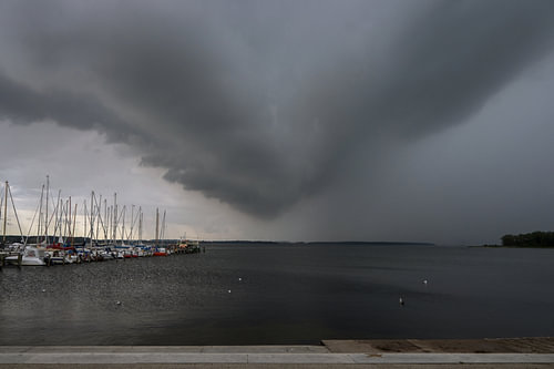 Sturmwolken über dem Yachthafen im Salzhaff von Rerik an der Ostsee Mecklenburg-Vorpommern, Deutschl