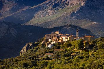 Zicht op Montemaggiore, Corsica, Frankrijk van Adelheid Smitt