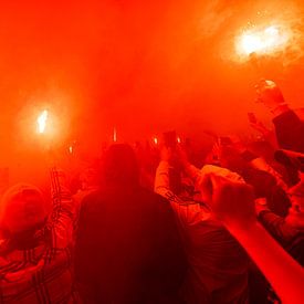Feyenoord rend hommage à Coolsingel avec des fusées éclairantes sur Feyenoord Kampioen