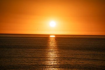 Zonsondergang over de zee van Leo Schindzielorz