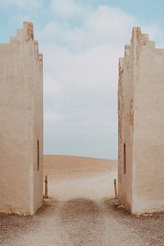Poort naar de Agafay woestijn in Marokko van sonja koning