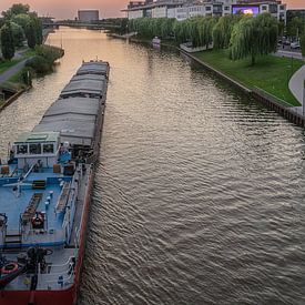 Le bateau devant la ville de l'automobile sur Marc-Sven Kirsch