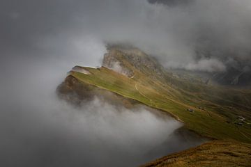 Seceda gehuld in een laag wolken van StephanvdLinde