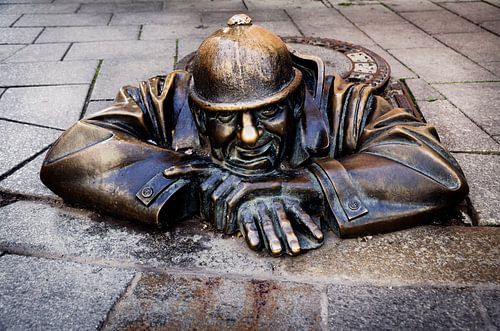 Het standbeeld van Cumil, de rioolwerker, Bratislava, Slowakije.