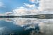 Wolken reflectie Finland Kilpisjärvi van Bas Verschoor