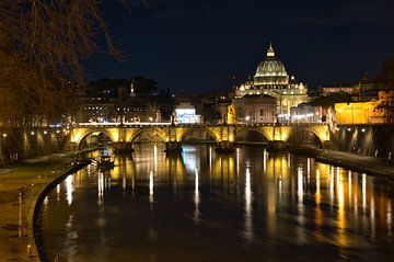 Vue de la basilique Saint-Pierre au Vatican à Rome (Italie) sur Mike Bos