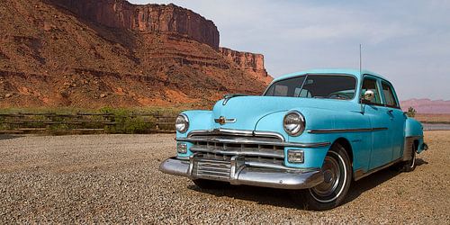 Vieille voiture Crysler sur Jolanda van Eek en Ron de Jong