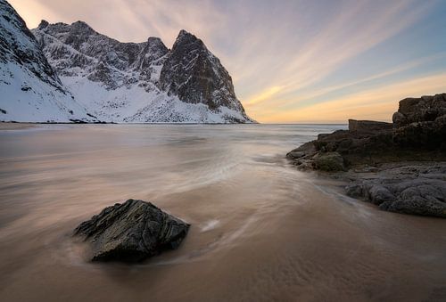 Prachtig verlaten strand tijdens zonsondergang op de Lofoten in Noorwegen