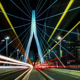 Erasmusbrücke an einem belebten Abend von Glenn Nieuwenhuis
