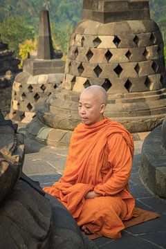 Boeddhistische monnik in oranje gewaad mediteert op de Borobudur bij zonsopkomst van Jeroen Langeveld, MrLangeveldPhoto