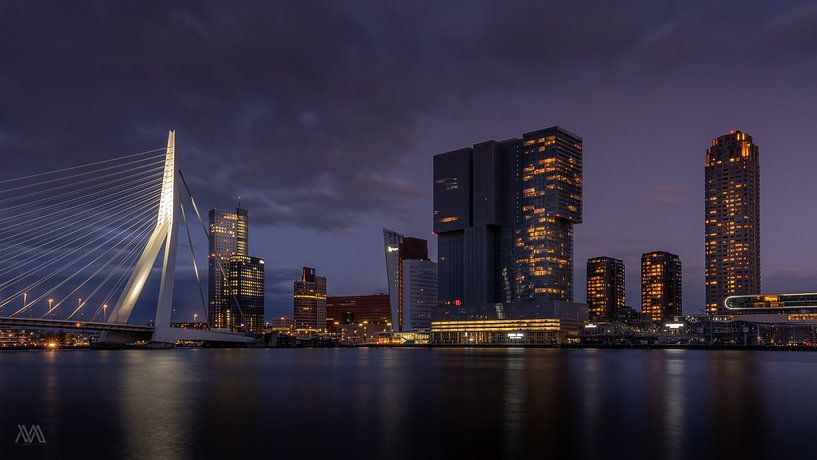Rotterdam Skyline at Night par Michel Swart