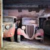 Verlassene Oldtimer in der Garage. von Roman Robroek – Fotos verlassener Gebäude