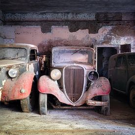 Abandoned vintage cars in Garage. by Roman Robroek - Photos of Abandoned Buildings