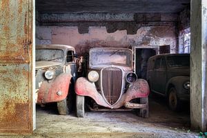 Voitures anciennes abandonnées au Garage. sur Roman Robroek - Photos de bâtiments abandonnés