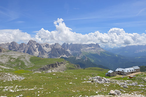 The Schlernhaus mountain refuge in front of the Rosengarten