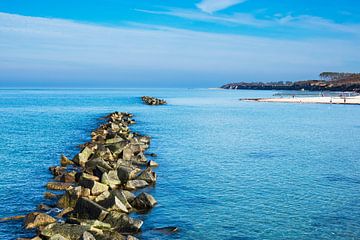 Baltic Sea coast with blue sky in Wustrow, Germany van Rico Ködder