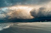 Bedrohliche Wolken über dem Strand von Terschelling von Alex Hamstra Miniaturansicht