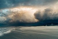 Dreigende wolkenlucht boven het strand van Terschelling