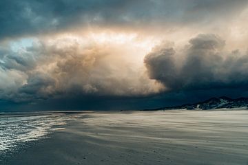 Dreigende wolkenlucht boven het strand van Terschelling