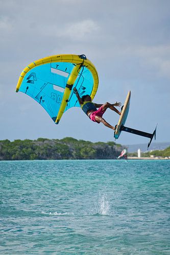 Wingfoiler in volle sprong boven Lac Baai, Bonaire
